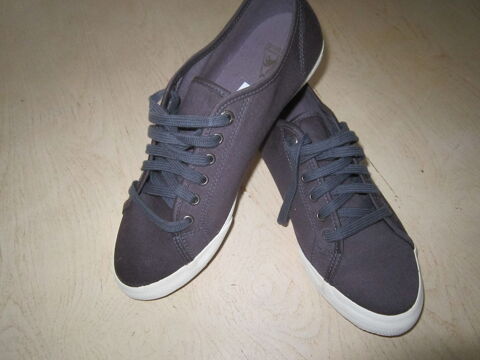 Une paire de chaussures Couleur noire (femme) 25 Brignais (69)