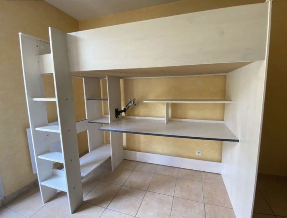 lit en hauteur bon &eacute;tat avec bureau dessous. Meubles
