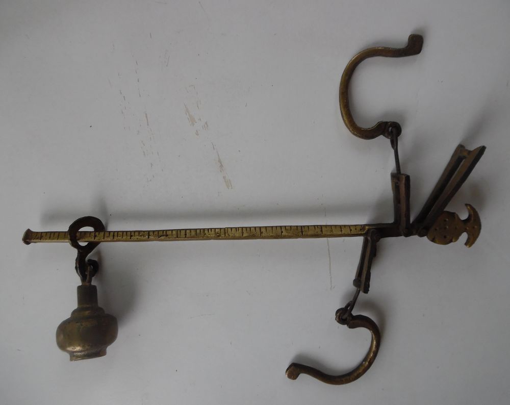 Tr&egrave;s ancienne balance Romaine en laiton (cuivre jaune) 
