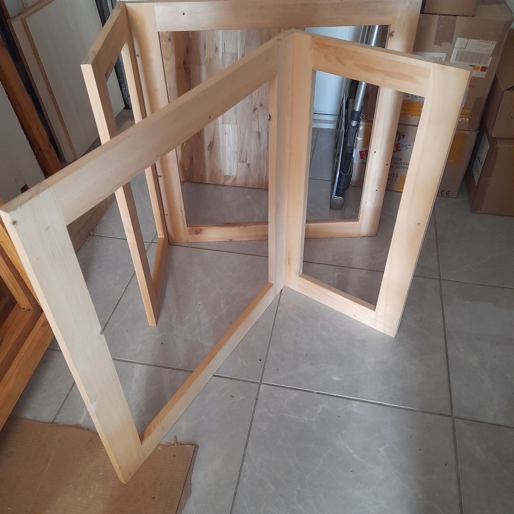 plateau de bureau et tr&eacute;teaux en bois. Meubles