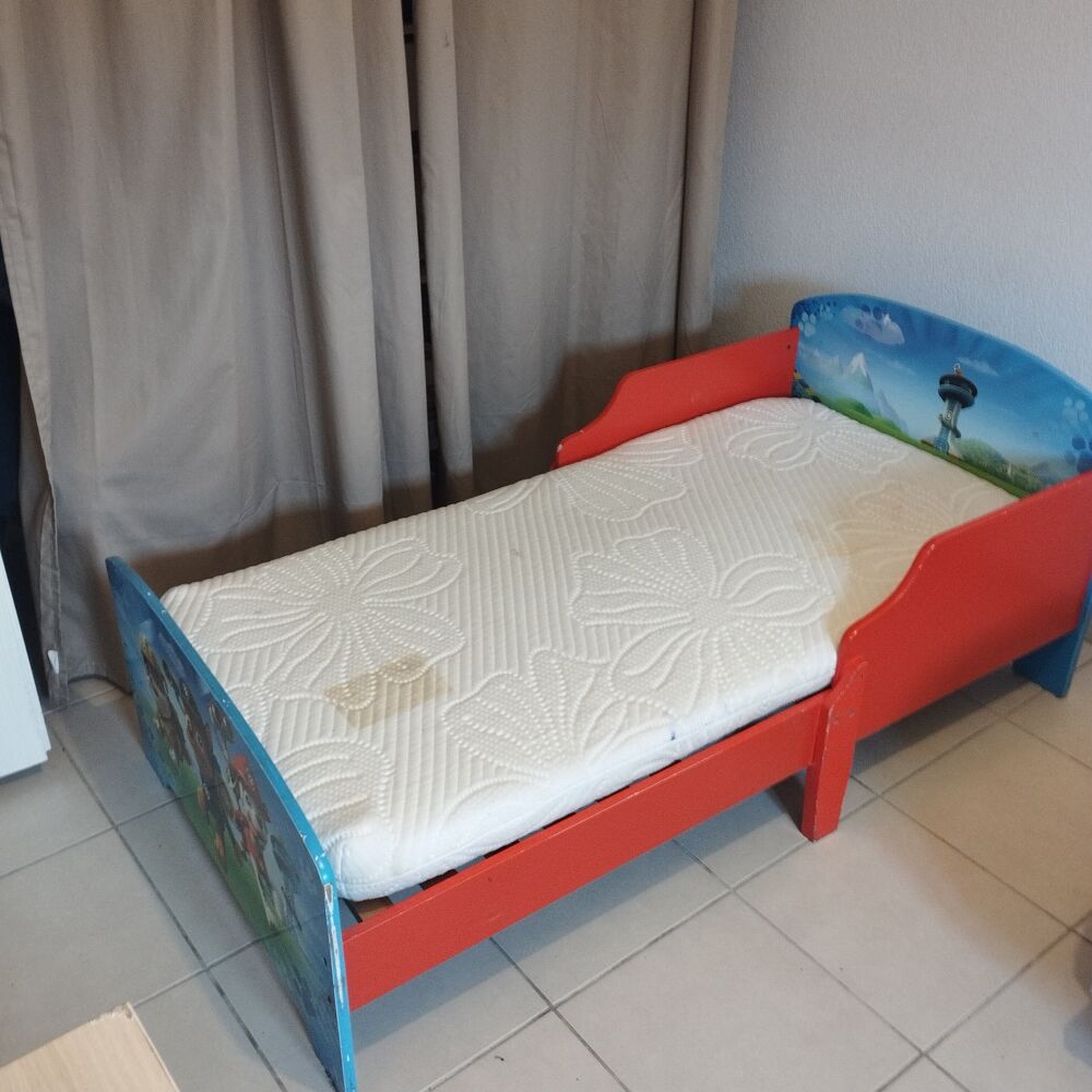 Lit enfant 4 a 8 ans et son matelas. Meubles