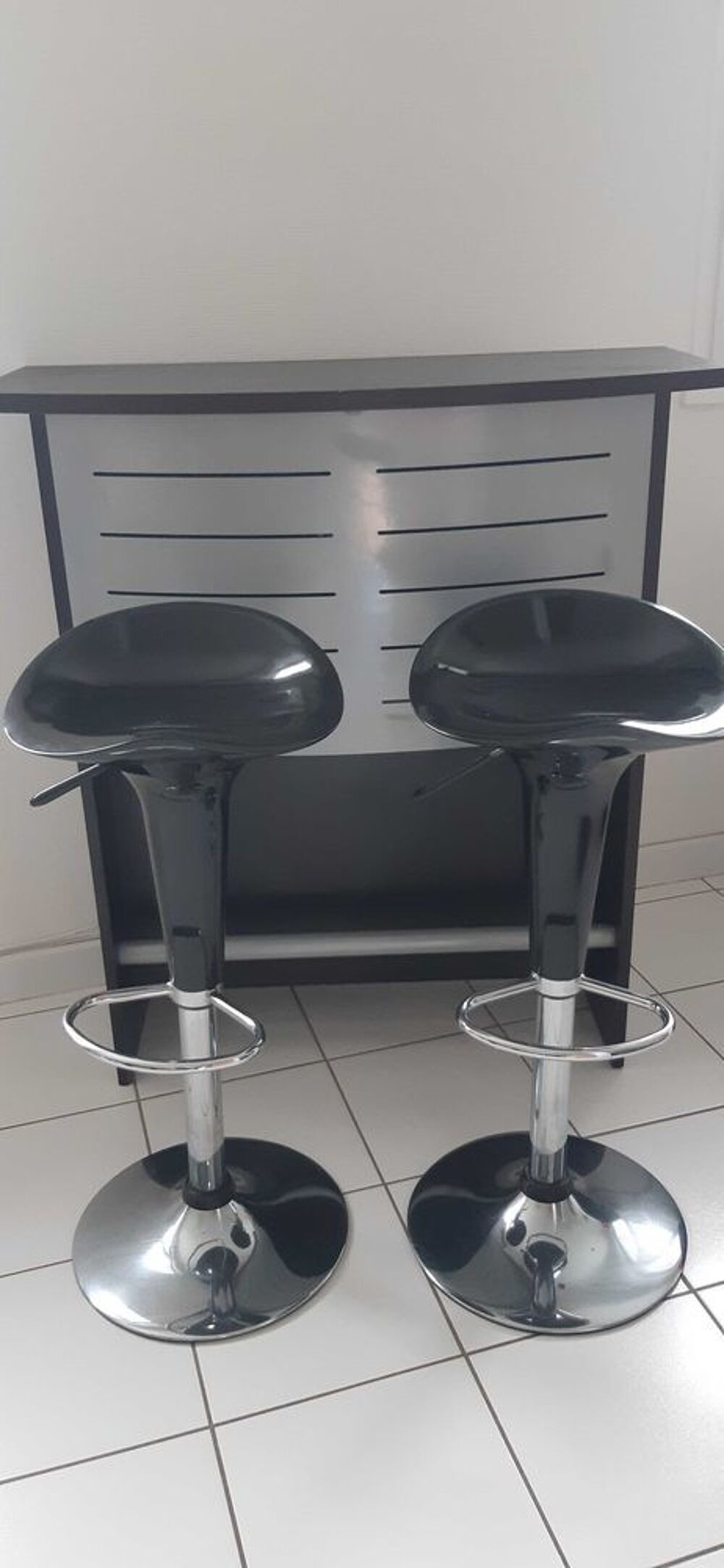 Bar avec 2 si&egrave;ges r&eacute;glables Meubles