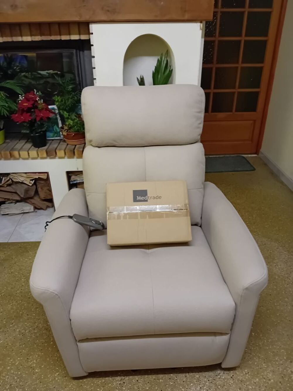 fauteuil m&eacute;dical releveur dos au mur pour SENIOR. Meubles