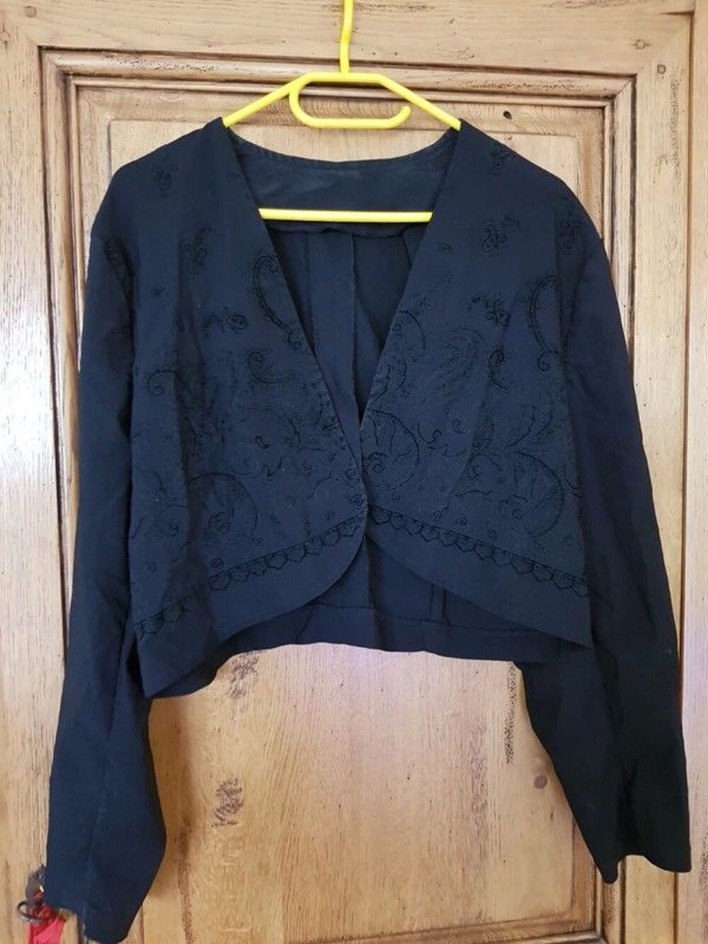 Veste courte noire brod&eacute;e devant faites par un styliste pro Vêtements