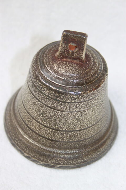Cloche en bronze coule estampille N 8 35 Montigny-Lencoup (77)