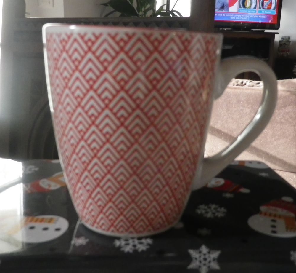 MUG MOTIFS GEOMETRIQUES ROUGES SUR FOND BLANC Décoration