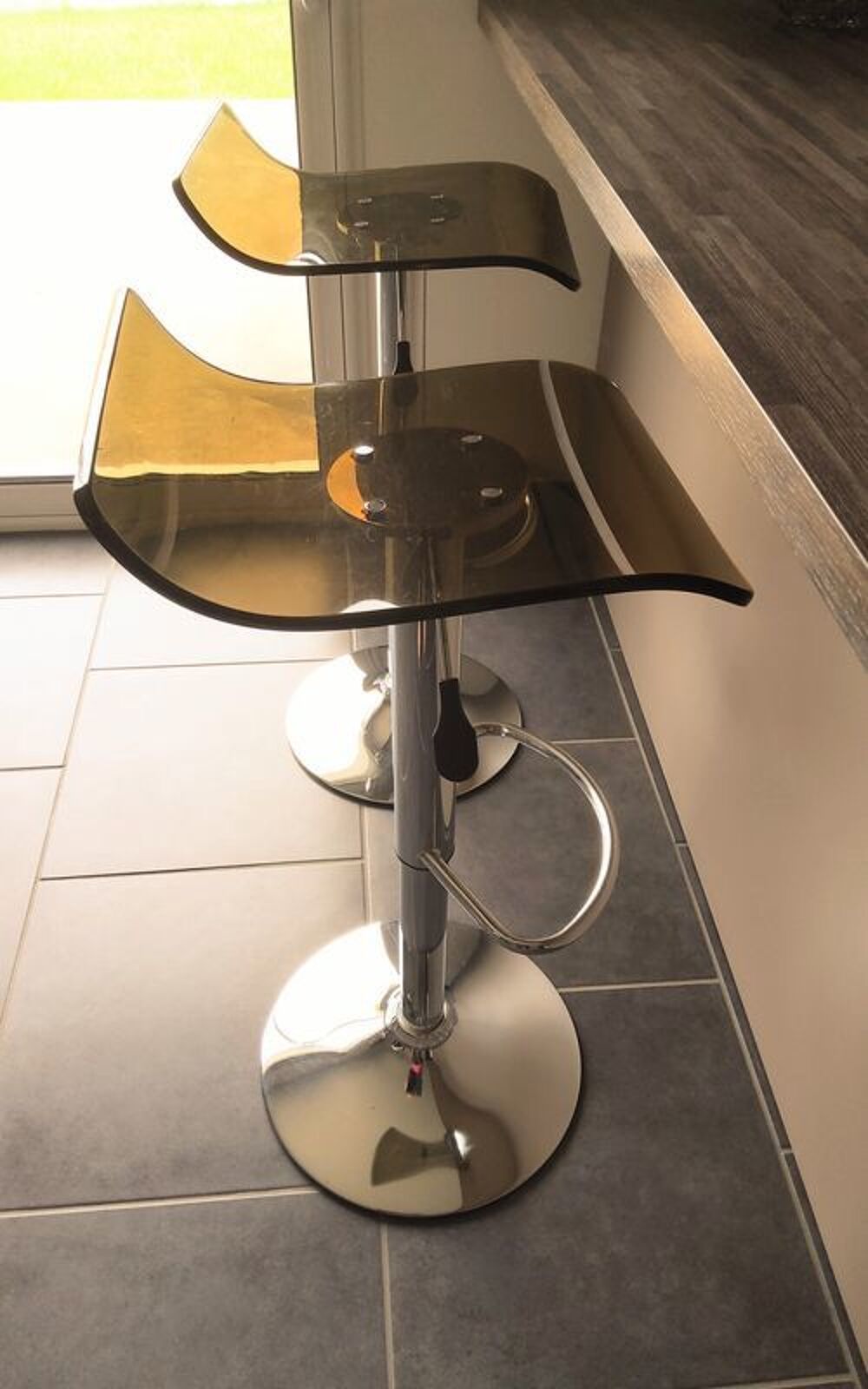 2 Tabourets chrom&eacute;s avec assises fum&eacute;es Meubles