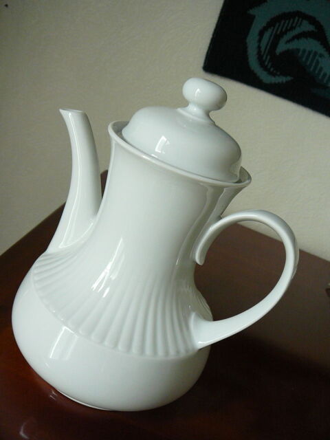 CAFETIERE en PORCELAINE ALLEMANDE - NEUVE (Valeur 49 ) 10 Angers (49)