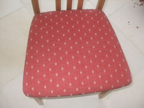 Chaise rembourr�e rouge � motifs 30 Le Vivier-sur-Mer (35)