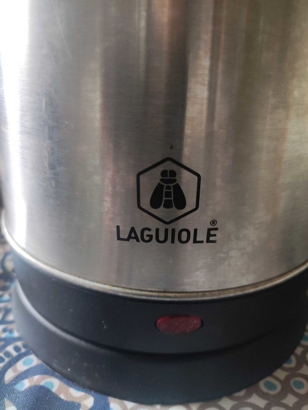 Bouilloire &eacute;lectrique laguiole sur socle. Electroménager