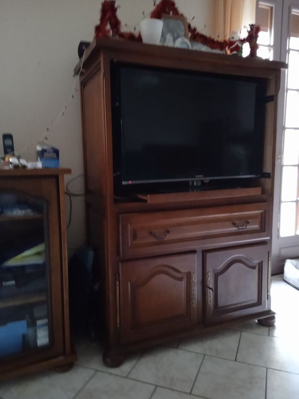 Meuble de t&eacute;l&eacute; haut en aulne Meubles