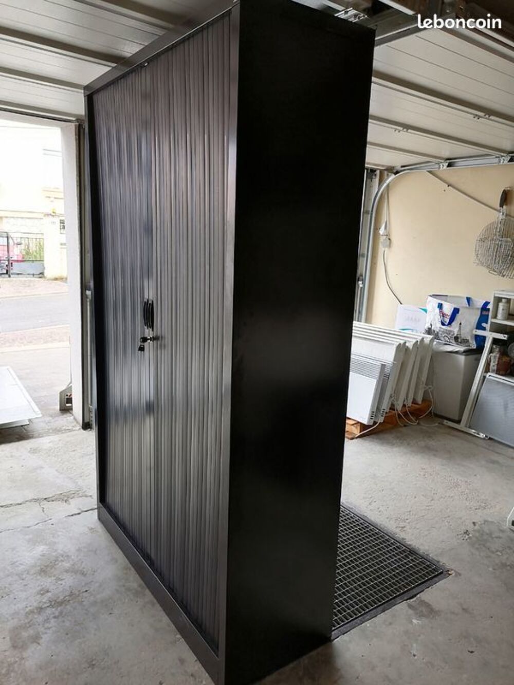 Armoire m&eacute;tallique noire qualit&eacute; professionnelle en tr&egrave;s bon Meubles