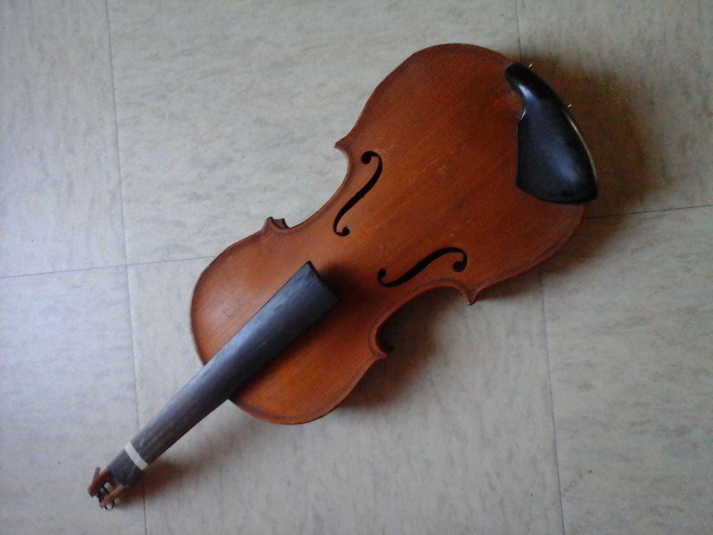 petit violon cass&eacute; . Instruments de musique