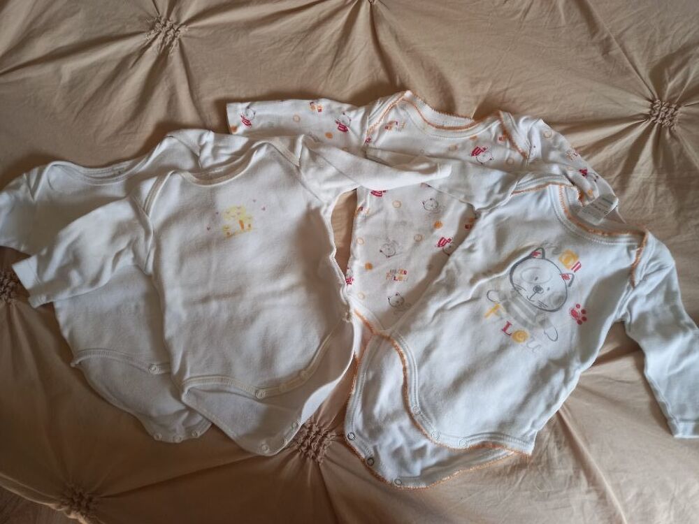 Lot de 4 bodis blanc manches longues 6 mois Vêtements enfants
