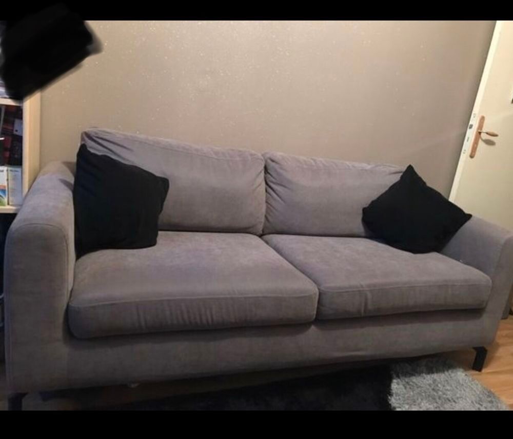 Canap&eacute; et ses deux coussins Meubles