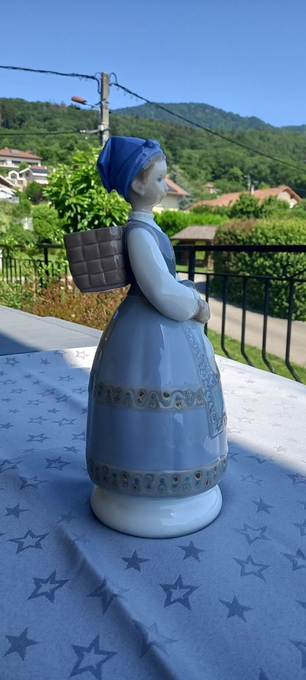 Tr&egrave;s rare Berg&egrave;re en robe traditionnelle Lladr&oacute; H28cm 