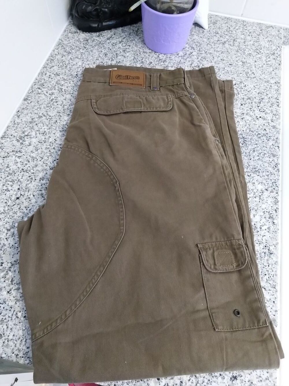 Pantalon multipoches kaki
Vêtements