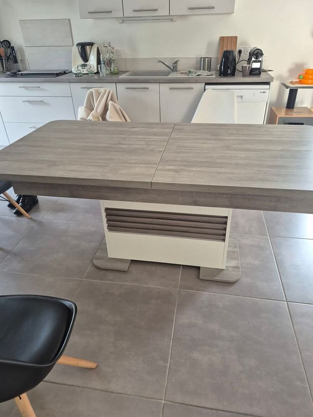 Table &agrave; manger de tr&egrave;s bonne qualit&eacute; Meubles