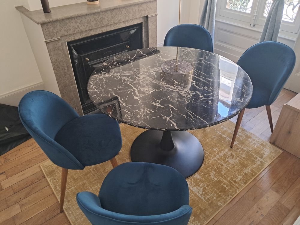 Table ronde en marbre et 4 chaises velours bleu Meubles