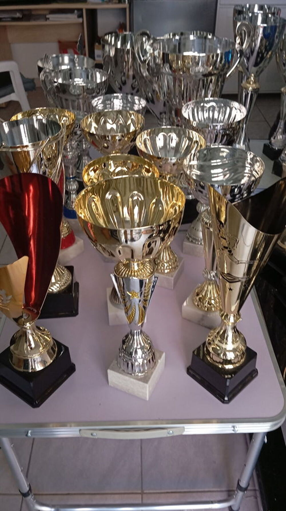 Lot de 70 coupes neuves 