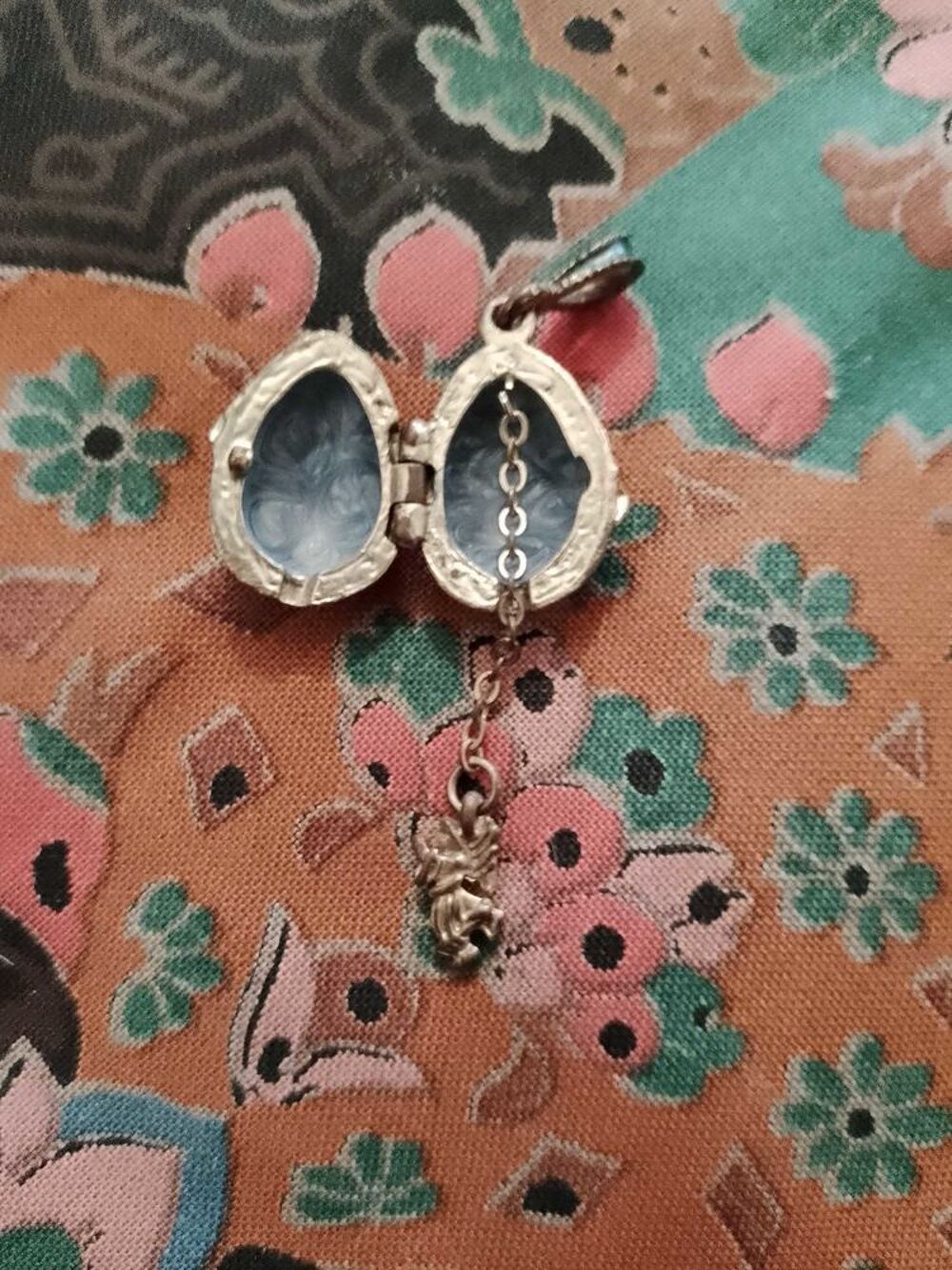 pendentif en oeuf et m&eacute;tal argent&eacute; peint bleu th&egrave;me L Ange du diable. Bijoux et montres
