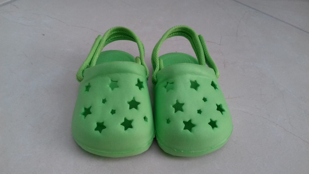 Crocs vertes taille 16 Chaussures