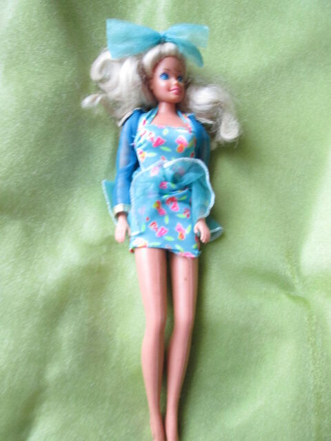 Barbie blonde  ,avec une trs belle robe couleur bleue fleur 8 Goussainville (95)