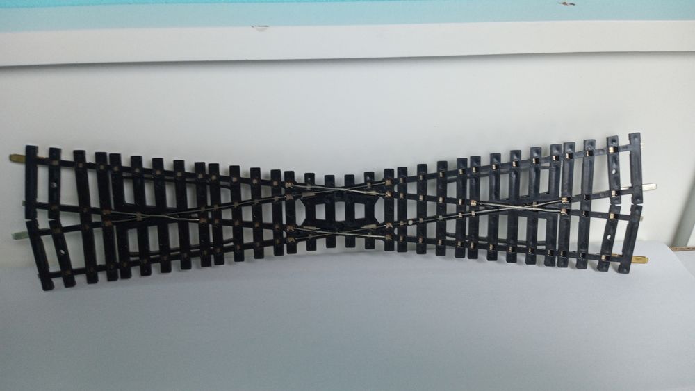 1 grand croisement rails ho long 25 cm environ Jeux / jouets