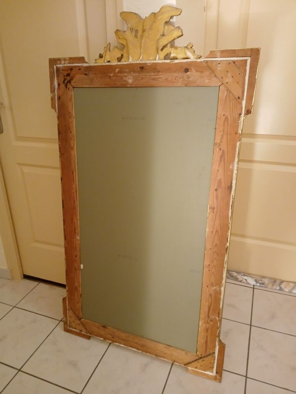 Grand miroir mural haut de gamme avec cadre dor&eacute; orn&eacute; Décoration