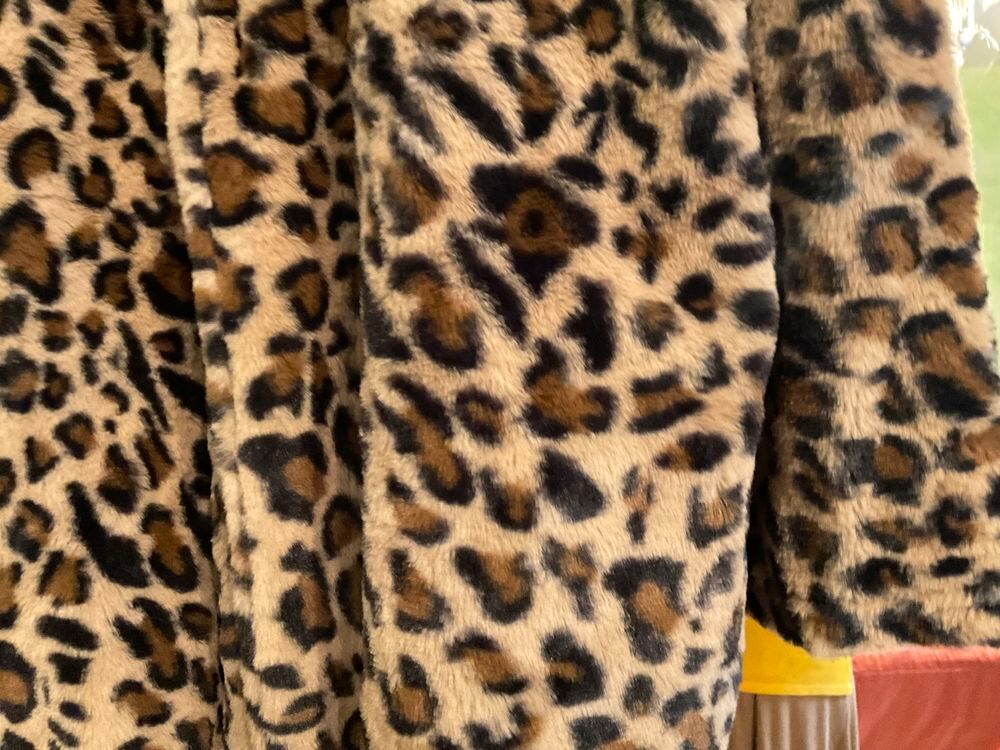 Tr&egrave;s belle veste fausse fourrure Vêtements