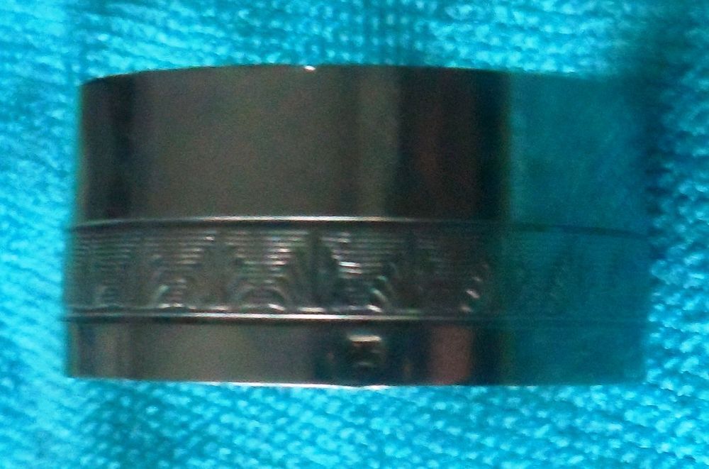 Rond de serviette ancien en m&eacute;tal argent&eacute; avec poin&ccedil;on
Cuisine