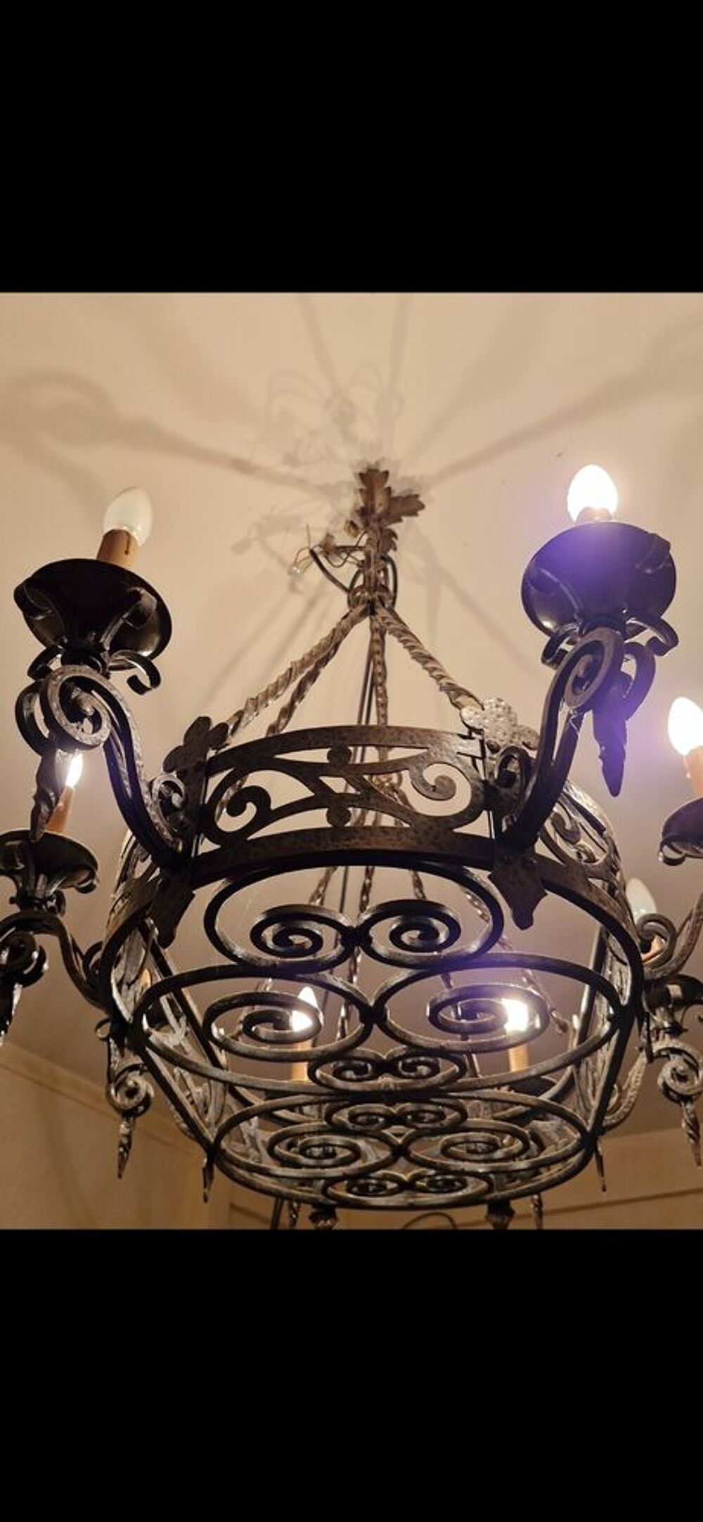 Grand lustre en fer forg&eacute; Décoration
