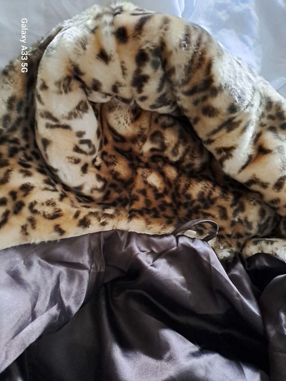 Veste l&eacute;opard, tr&egrave;s neuve, &agrave; capuche, fausse fourrure. Vêtements