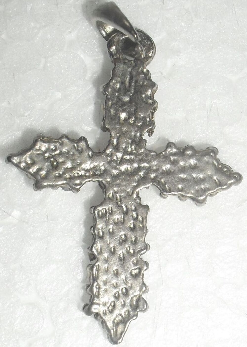 Pendentif Croix avec brillants. Bijoux et montres