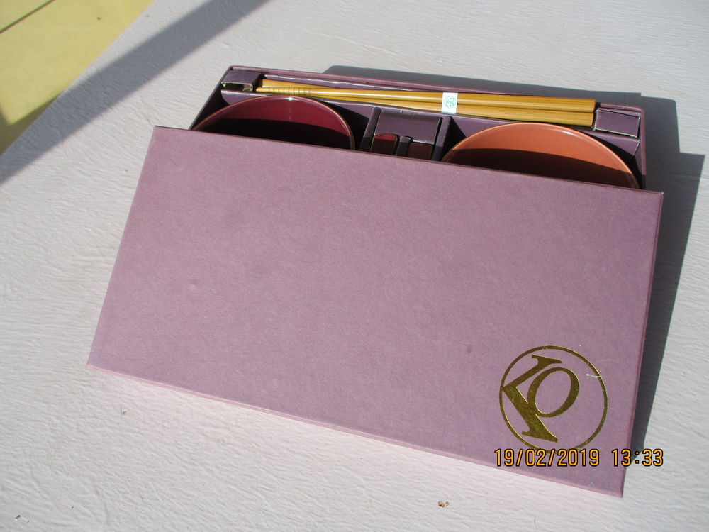 Bols et Baguettes Chinoises dans sa Boite Cadeau. Cuisine