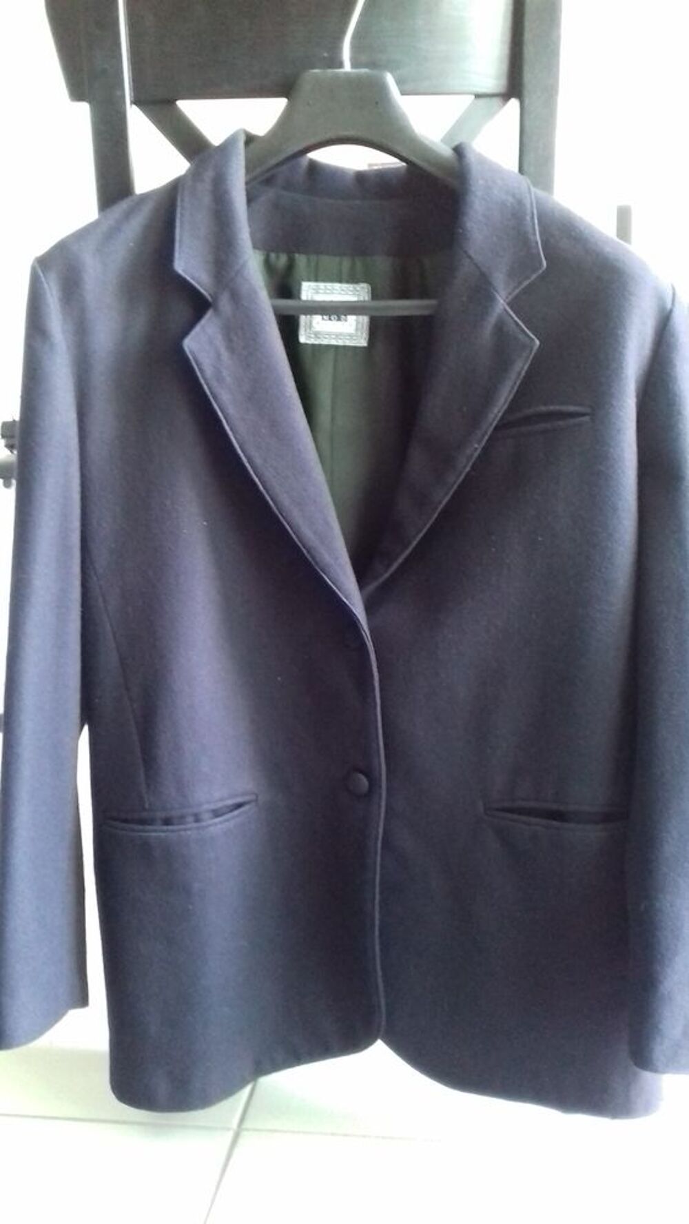 tailleur jupe noir polyester + veste bleu marine 80% laine Vtements