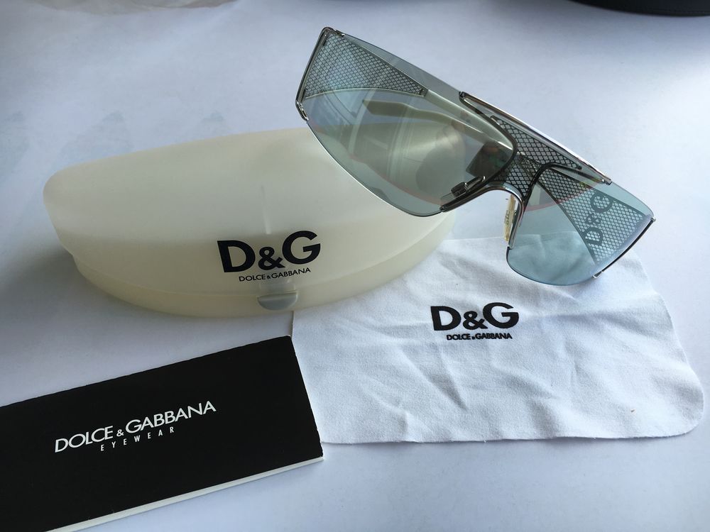 Lunettes de soleil DOLCE &amp; GABBANA. Bijoux et montres