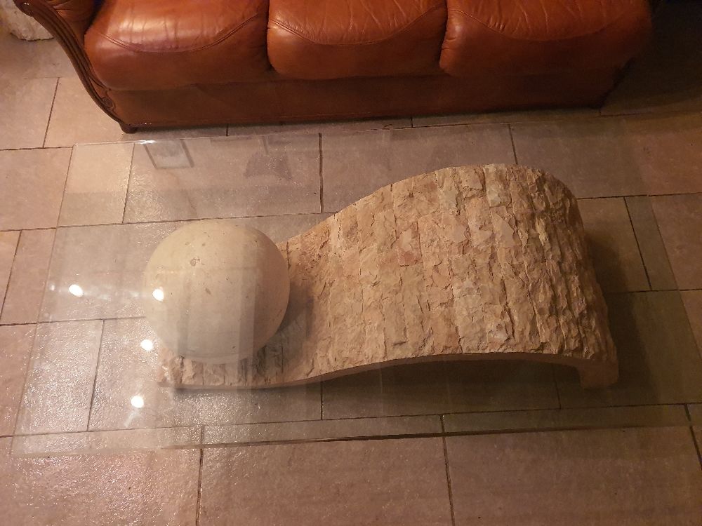canape cuir table pie et lampe Meubles