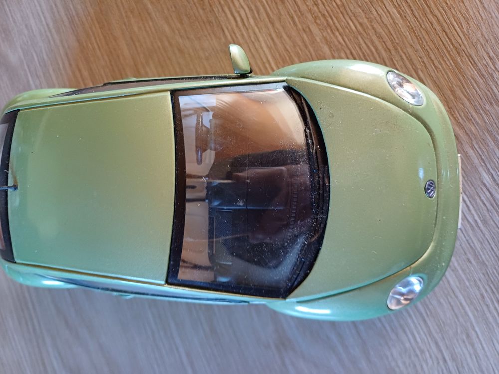 Wolkswagen new bettle 1999 1/18eme marque solido en metal 