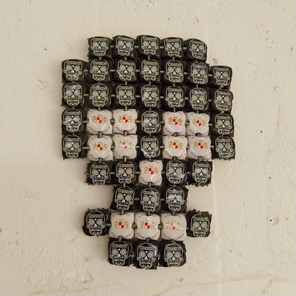 T&ecirc;te de mort Mexicaine d&eacute;coration fait &agrave; partir de capsules Cubanisto et Kronenbourg 
Dimensions environ 17*22 Décoration