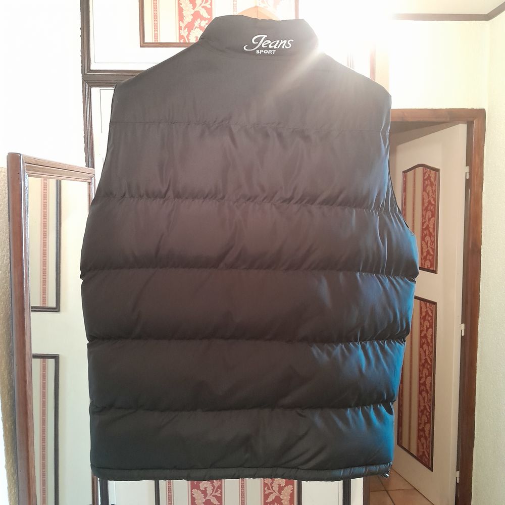 Belle doudoune noir sans manche pour homme. . Vêtements