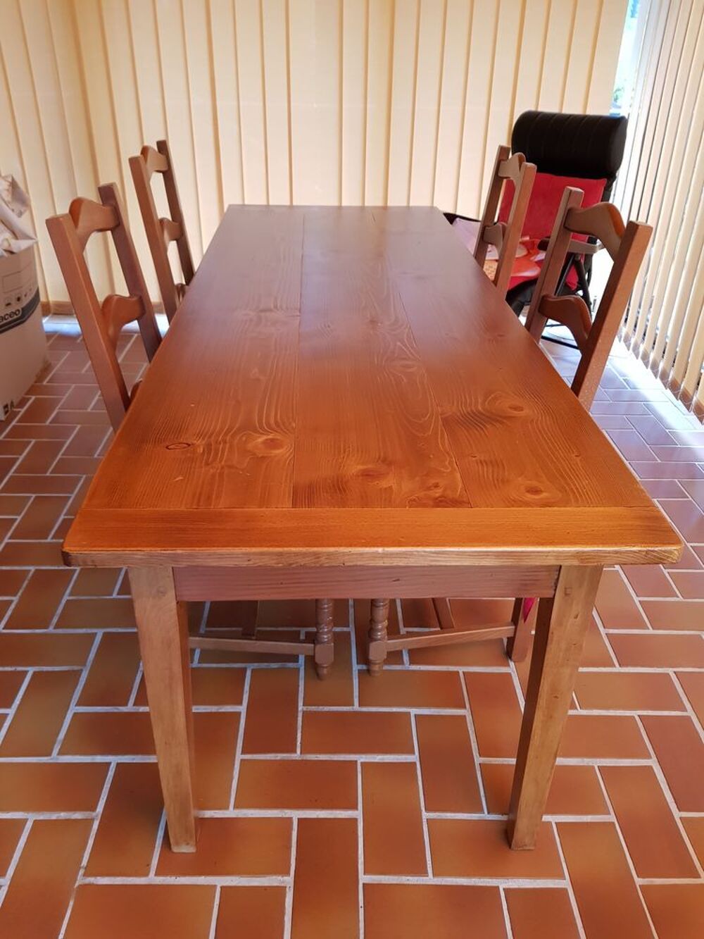 Grande table en bois clair + 4 chaises paillees Meubles