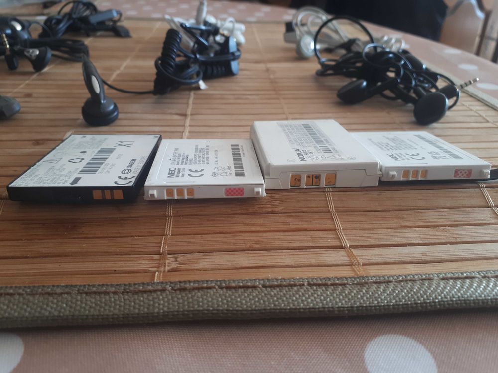 Lot 7 &eacute;couteurs et 4 batteries Téléphones et tablettes