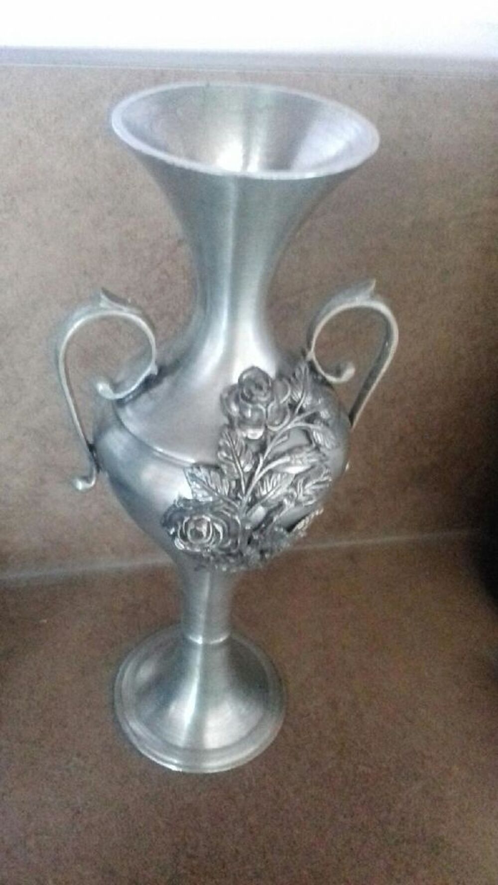 Vase solitaire en &eacute;tain 95%
Hauteur 21 cm
Base 6.5 cm Décoration