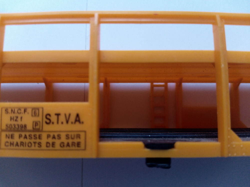 Mod&eacute;lisme ferroviaire Porte voiture STVA jaune plateau Ho Jeux / jouets