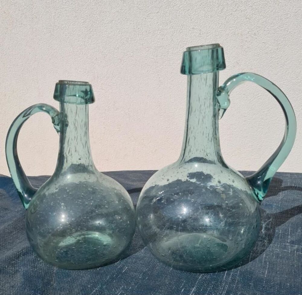 Duo de tr&egrave;s belles carafes en verre bull&eacute; vert. Comme neuf. Décoration