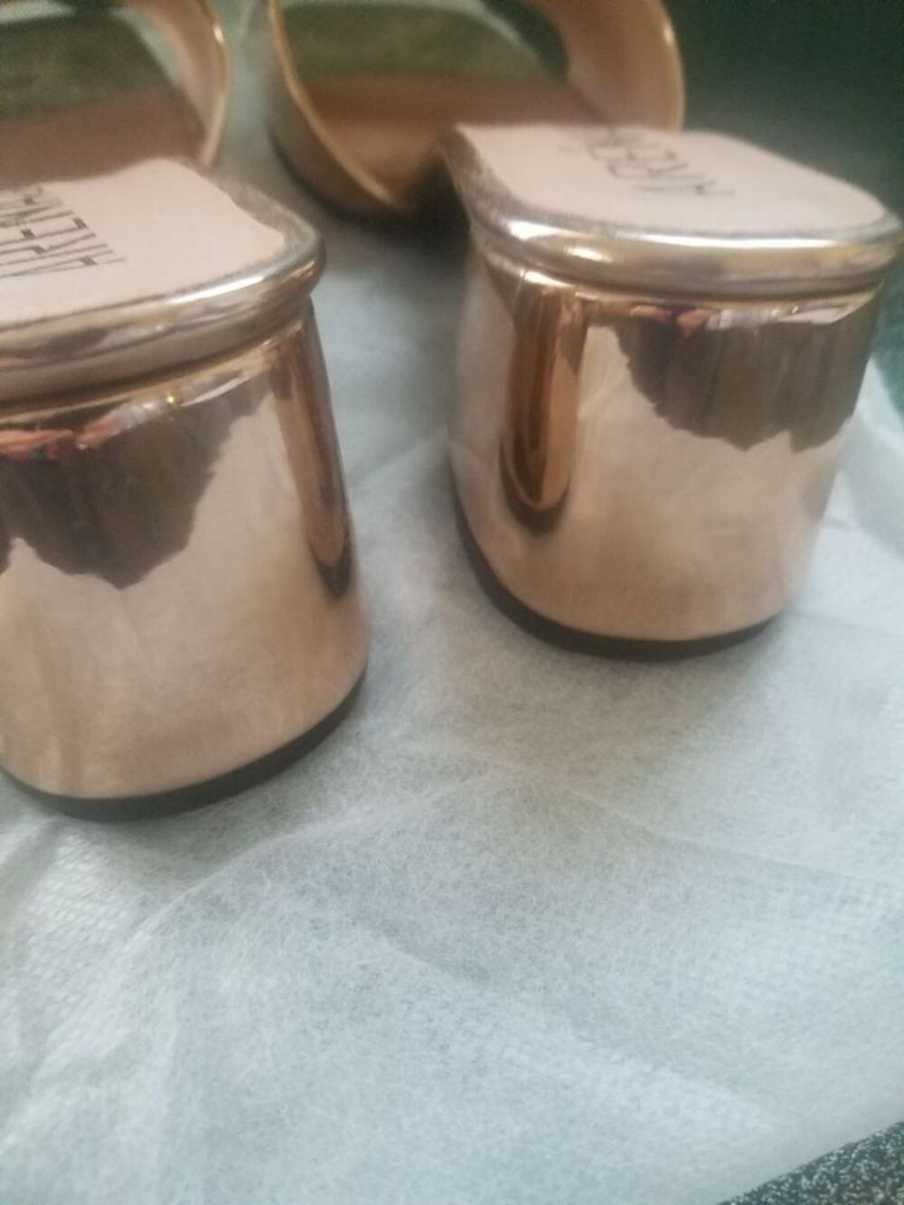 Claquette dor&eacute;e Chaussures