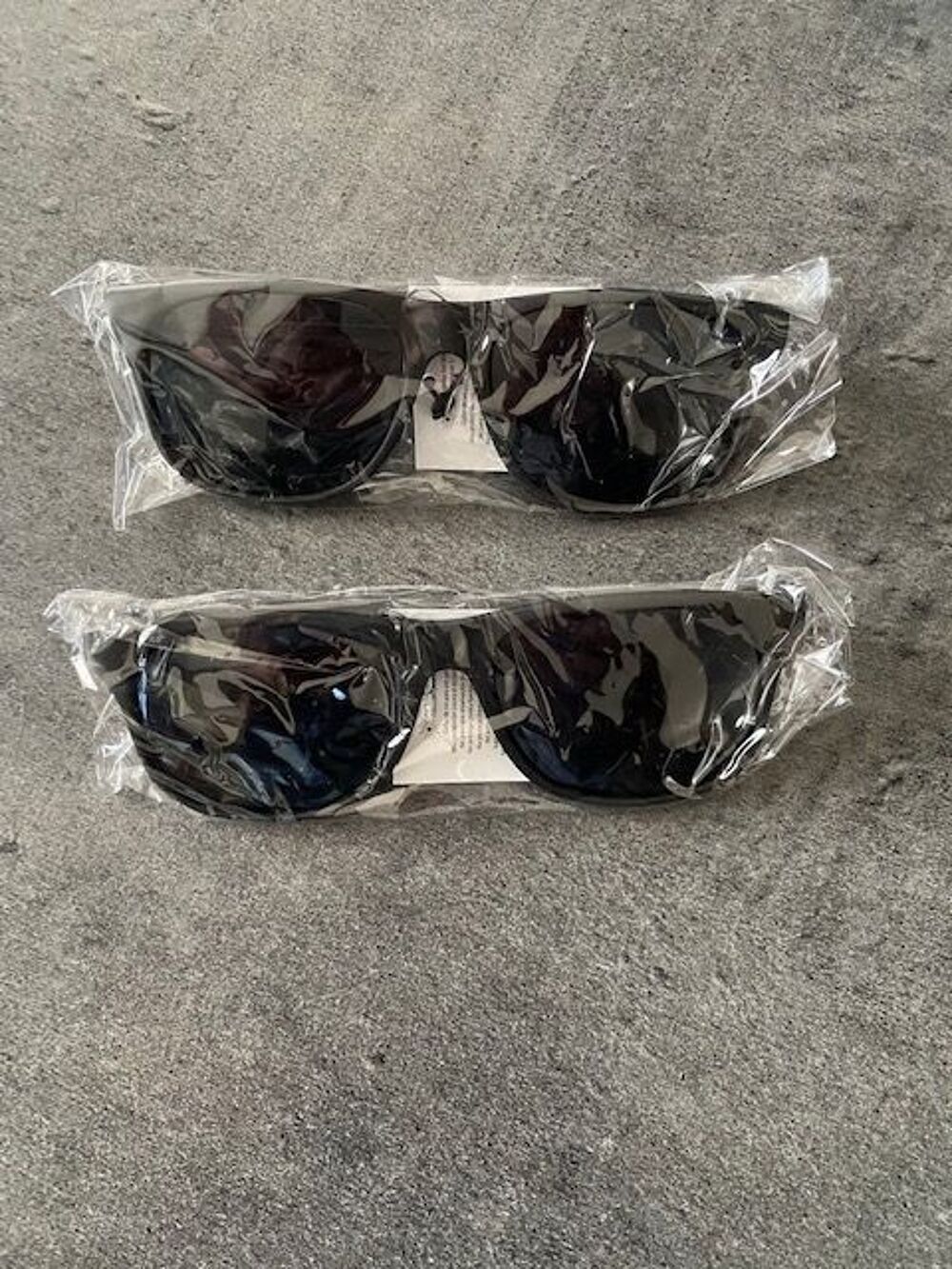 2 paires de lunettes de soleil noires neuves Bijoux et montres