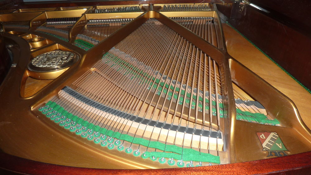 beau piano quart de queue P&eacute;rof IV (1,73 cm) acajou de 1964 Instruments de musique