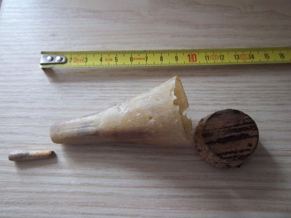 ancienne petite corne &agrave; poudre, bouchon en bois -Collection 